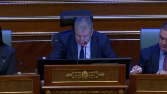 Më i vjetri në moshë, Avni Dehari drejton seancës për konstituimin e Kuvendit të Kosovës