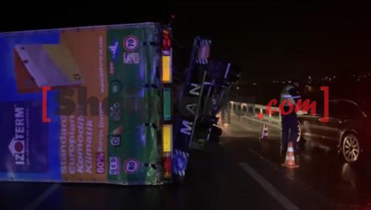 Korçë/ Shkëputet rimorkio nga kamioni dhe godet një automjet, bllokohet rruga nacionale