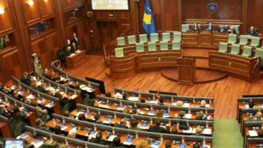 'Tym i bardhë' në Kosovë, konstituohet Kuvendi! Pas kryetares, zgjidhen edhe 5 nënkryetarët