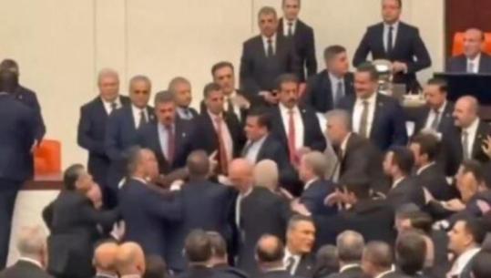 VIDEO/ Plas grushti në Parlamentin e Turqisë, deputeti Mahmut Tanal dëmtohet në hundë dhe dërgohet në spital