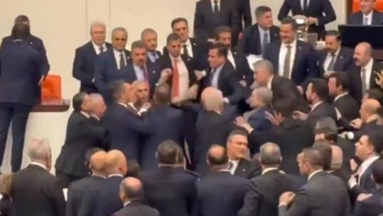VIDEO/ Plas grushti në Parlamentin e Turqisë, deputeti Mahmut Tanal dëmtohet në hundë dhe dërgohet në spital