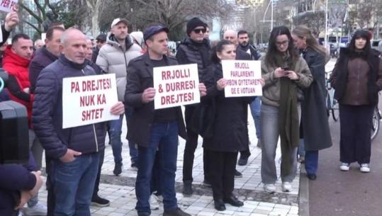 Banorët e Rrjollit dhe të Durrësit protestë përpara Kuvendit, kërkojnë mbrojtje nga deputetët për pronat e tyre