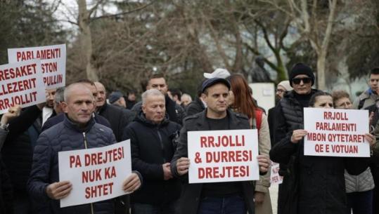 Banorët e Rrjollit dhe të Durrësit protestë përpara Kuvendit, kërkojnë mbrojtje nga deputetët për pronat e tyre! U bashkohen Shehaj dhe Muçi