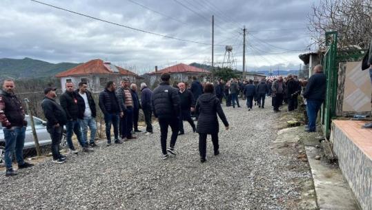 Trupat e familjes Kola mbërrijnë në banesën në Gryksh të Peqinit