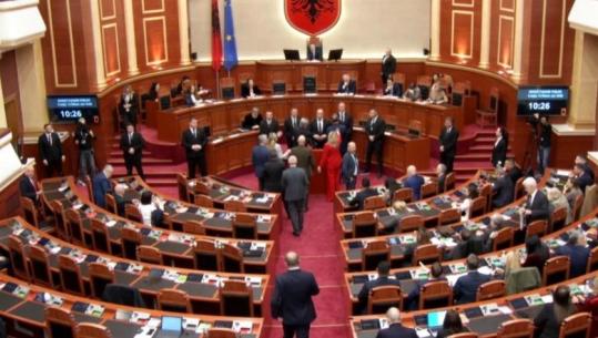LIVE- Kuvend/ Debate për Ballukun, Berisha dhe deputetët bllokojnë foltoren 