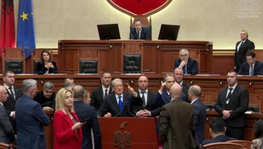 LIVE TV- Debate për Ballukun në Kuvend, deputetët e PD bllokojnë foltoren sapo i ndërpritet fjala Berishës