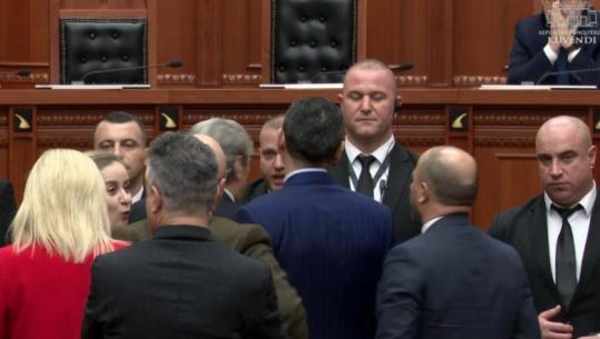 Berisha i shkon deputetit të PS në foltore, tenton t’i bllokojë mikrofonët: Mbrojtës i Ballukut! Bido: Kush të pagoi për t’ia shitur naftën serbëve?
