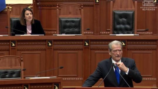 U sulmuan me molotov gjatë protestës/ Berisha: Asnjë polic nuk kishte në urgjencë, gënjeshtra