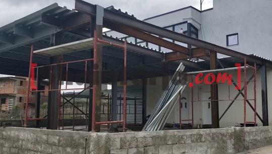 Berat/ Ishte duke rikonstruktuar çatinë e një banese, 50-vjeçari bie nga skela! Ndërron jetë (EMRI)