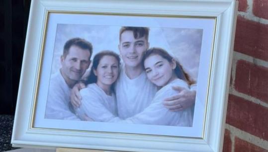 Zi në Gryksh të Peqinit, një derë u mbyll përgjithmonë! Përcillen në banesën e fundit 4 anëtarët e familjes Kola