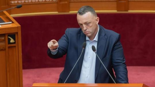 ‘Grupin e zjarrit e shpikët ju’, ish-gardisti Agron Malaj drejton gishtin nga Berisha për 21 janarin: Përgjegjësit janë këtu në sallë (VIDEO)