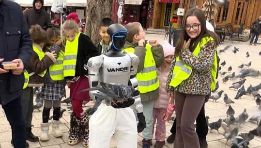 Nga laboratori në çarshi! Roboti humanoid Roby shëtit rrugëve të Sarajevës