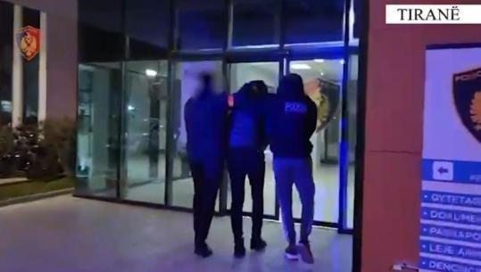 Theu masën e arrestit shtëpiak dhe dhunoi mjekun në rrugë/ Pranga 28-vjeçarit në Tiranë, kishte kryer dhe tre vjedhje