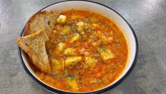 Supë me presh dhe patate, me një shije speciale nga zonja Albana