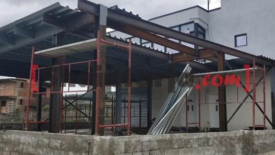'Shkelje e rregullave të mbrojtjes në punë', Policia arreston 2 kontraktorët e 50 vjeçarit që ra nga skela në Berat