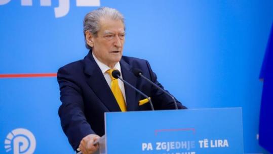 Dash Sula u shfaq krah Ramës, Berisha e sulmon: Shprehja ‘Puthu me Milon’ u bë ‘Puthu me Dashin’