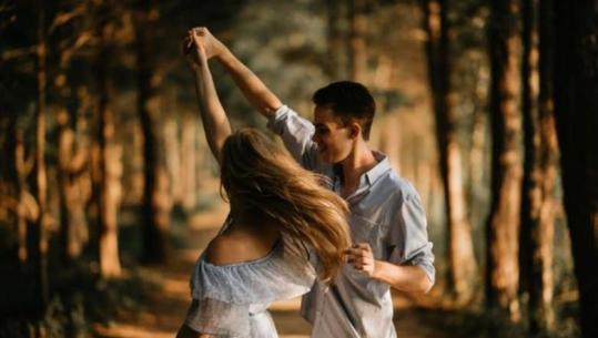 A ekziston ‘shpirti binjak’ apo dashuria 'ndizet' me kohë? Ja çfarë thonë ekspertët!