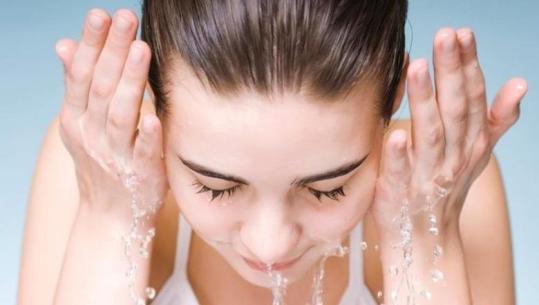 Nga uji i nxehtë te letrat e lagura, 6 gabimet që duhet t’i shmangni menjëherë për fytyrën