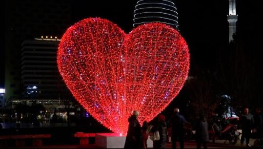 Tirana ‘vishet’ me të kuqe për ditën e të dashuruarve