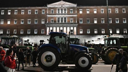 Fermerët grekë zhvendosin protestat e tyre në Athinë! Demonstruesit vendosin të kalojnë natën në sheshin Sintagma
