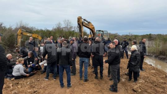 Tensione në protestën e banorëve të Rrollit, bllokojnë punimet për ndërtimin e resortit të Bashkim Ulajt! Qëllojnë me gurë fadromat! Policia në vendngjarje