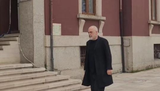 Projekti TID në Durrës/ Familjet që do të shpronësohen takim me Ramën, kryeministri mbërrin në bashki (VIDEO)