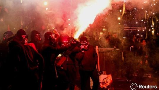 Protesta me molotov e Berishës, Gjykata e Tiranës cakton detyrim paraqitjeje për 14 të arrestuarit, dje u liruan 7 të miturit