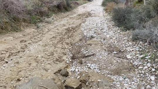 Fier/ Rruga e varrezave në fshatin Cakran të Ri e degraduar, banorët e zonës: I marrim të ndjerët në krah për t’i çuar drejt banesës së fundit