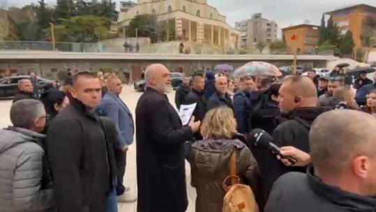 Takimi me banorët e Durrësit, Rama përplaset me qytetarët: Ju jeni PD, çfarë lidhje keni ju (VIDEO)