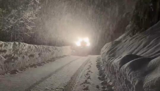 Reshje të dendura dëbore në Qafë Thore/ ARRSH: Qarkullimi vijon pa probleme, grupet janë në terren (VIDEO)