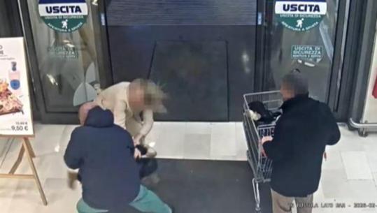 Momente tmerri në Bergamo! 47-vjeçari tenton të rrëmbejë vajzën 18-muajshe në dalje të supermarketit dhe i thyen kockën (VIDEO)