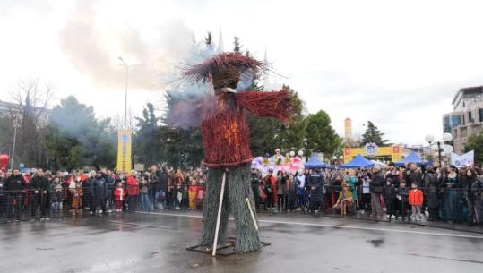 Shkodra i jep fund karnavaleve me djegien e dordolecit, kryeqendra e veriut lë pas një javë plot aktivitete, ngjyra e muzikë