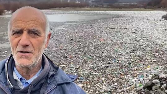 Reshjet intensive sjellin ndotje masive në liqenin e Fierzës, banori: Mes mbetjeve, edhe ato farmaceutike! Sjellin pasoja