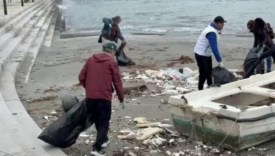 Një nismë vullnetare me mesazh të fortë, të huaj e shqiptarë bashkohen për të pastruar Lungomaren e Vlorës nga mbetjet