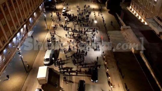 Berisha nuk ‘ndez’, qytetarët e braktisin protestën e thirrur prej tij! Të pranishëm vetëm një grusht militantësh (PAMJE me DRON)