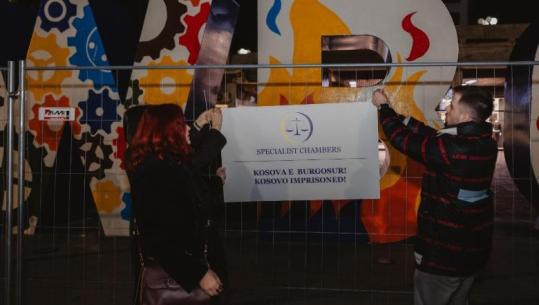 'Kosova e burgosur'! Monumenti 'Newborn' në Prishtinë rrethohet me kangjella hekuri si burgu i Gjykatës Speciale në Hagë