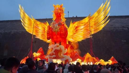 Nga Pekini në Bangkok, miliona njerëz mirëpresin Vitin e Ri Hënor! Simboli i Kalit të Zjarrit, traditat dhe besëtytnitë