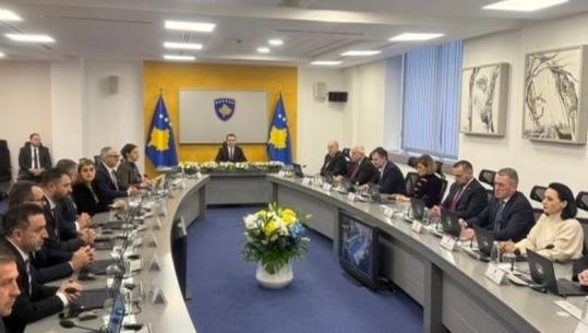 Kurti: Përfaqësuesit e shpalljes së pavarësisë sot po mbahen padrejtësisht në Hagë