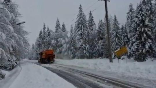 Reshje dëbore në veri e juglindje të vendit, ARRSH: Pothuajse të gjitha akset të kalueshme, mbetet e bllokuar vetëm Qafë Thora