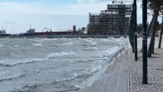 Moti i keq/ Kapiteneria e Portit Vlorë ndalon lundrimin për anijet e vogla deri ditën e nesërme