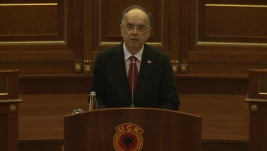 ‘Shqipëria është shtëpia juaj’, Begaj në Kuvendin e Kosovës për 18-vjetorin e Pavarësisë: Liderët e UÇK-së po përballen me akuza të montuara