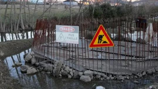 Masa që shtojnë rrezikun e ndotjes së ujërave, ‘emergjenca mjedisore’ që imponoi impiante private dhe u kthye në barrë për bizneset bregdetare