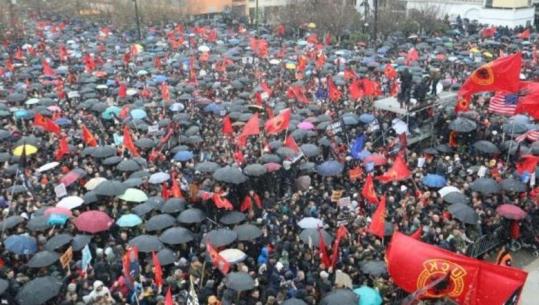 Mijëra njerëz në Prishtinë kërkojnë drejtësi për ish komandantët e UÇK-së (FOTO)