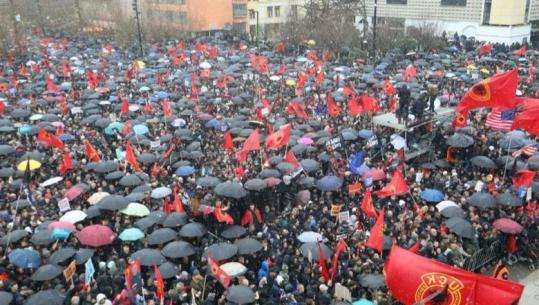 Nuk i ndal as bora, mijëra shqiptarë në protestë në Kosovë! Kërkojnë drejtësi për ish-krerët e UÇK-së