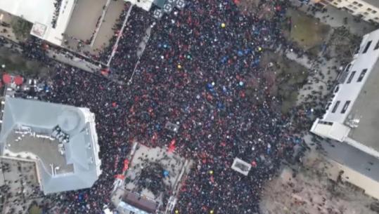 LIVE TV - ‘Drejtësi, jo politikë’, mijëra shqiptarë protestë në Prishtinë për krerët e UÇK-së! Iu bashkohet edhe Vjosa Osmani