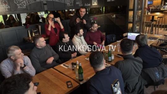 Familjarët e liderëve të UÇK-së bëhen bashkë, ndjekin nga Haga protestën në Prishtinë