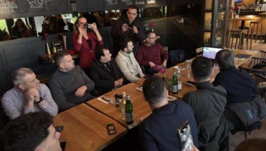 Familjarët e liderëve të UÇK-së bëhen bashkë, ndjekin nga Haga protestën në Prishtinë