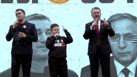 Tre breza në skenë, Ilir Shaqiri këndon bashkë me djalin e nipin para turmës së protestuesve në Prishtinë