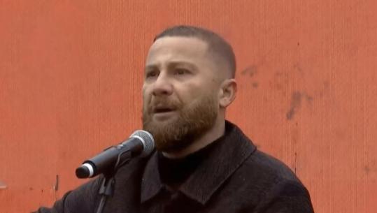 Protesta në Prishtinë, Lyrical Son emocionon me këngën për UÇK-në, thirrja e fortë: Kur liria cenohet, duhet ta kthejmë me zor