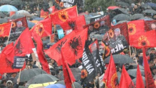 ‘Drejtësi, jo politikë’, mijëra shqiptarë protestë në Prishtinë për krerët e UÇK-së! Iu bashkohet edhe Vjosa Osmani